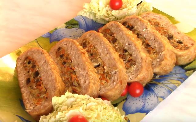 М’ясний рулет з фаршу — 6 рецептів з різними начинками