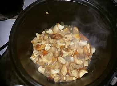 Листковий салат з курки з ананасами і грибами