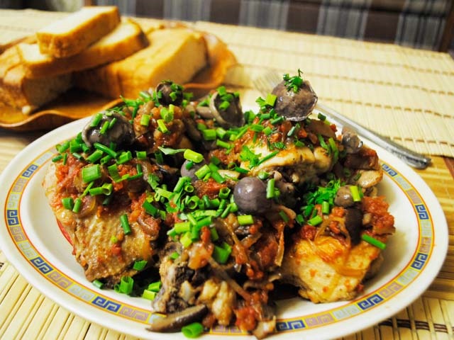 Курка тушкована на сковороді — 9 простих і смачних рецептів