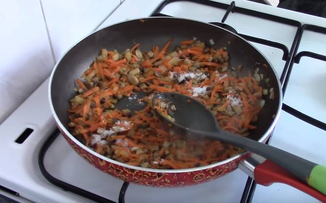 М’ясний рулет з фаршу — 6 рецептів з різними начинками