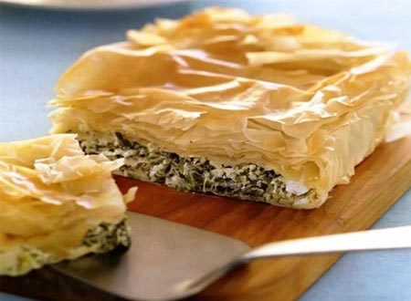 Пиріг зі шпинатом і сиром з листкового тіста – грецький пиріг Спанакопіта