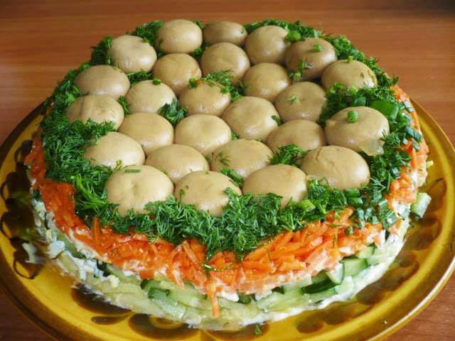 Салат “Грибна галявина” – рецепт з печерицями та куркою