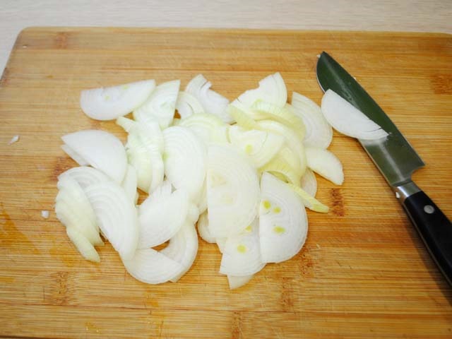 Курка тушкована на сковороді — 9 простих і смачних рецептів