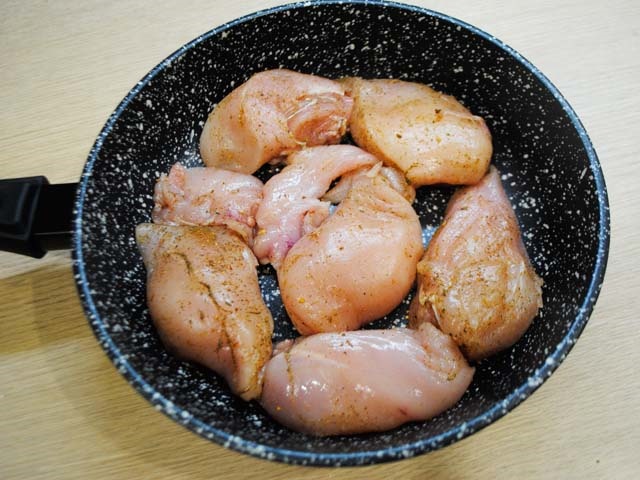 Курка тушкована на сковороді — 9 простих і смачних рецептів
