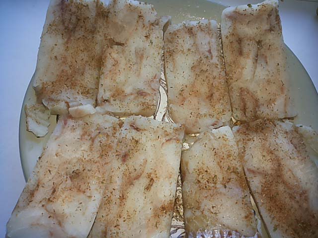 Риба запечена в духовці з овочами і сиром – рецепт з фото