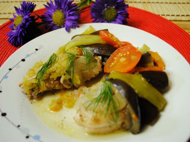 Курка тушкована на сковороді — 9 простих і смачних рецептів