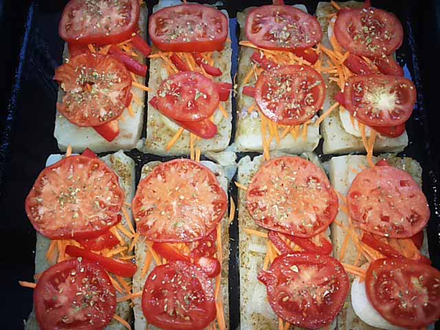Риба запечена в духовці з овочами і сиром – рецепт з фото