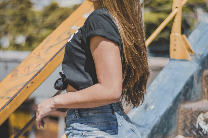 Дівчина показала в TikTok легкий спосіб, як швидко підігнати джинси під фігуру