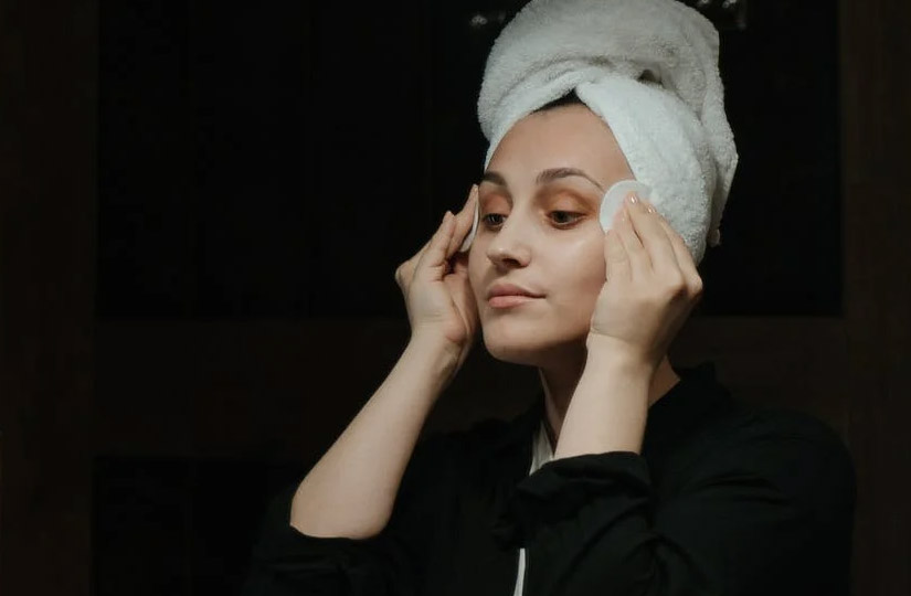 Косметолог розповіла, навіщо розчісувати брови двічі на день і як правильно знімати макіяж із вій