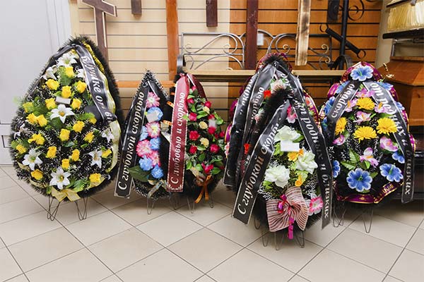 До чого сниться похоронний чи весільний вінок — 55 тлумачень із різних сонників.