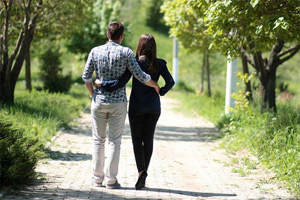 До чого сниться гуляти з колишнім чи незнайомим хлопцем — 40 тлумачень із різних сонників
