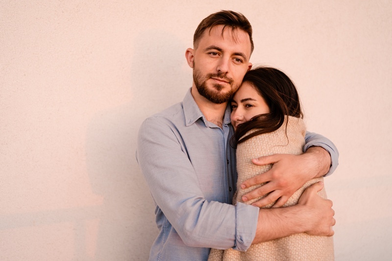 Хлопець обіймає дівчину зі спини❤: значення чоловічих обіймів