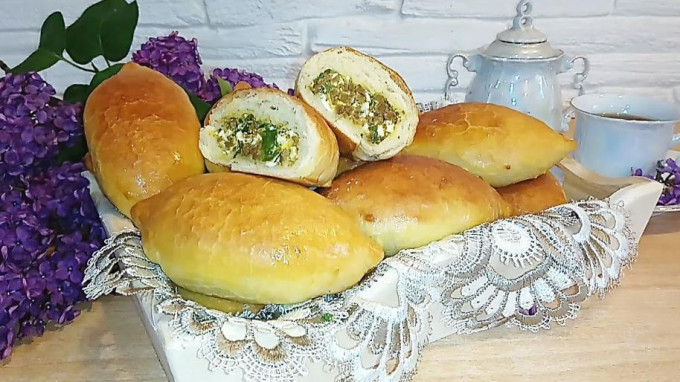 Пиріжки з цибулею та яйцем - 12 рецептів на сковороді та в духовці