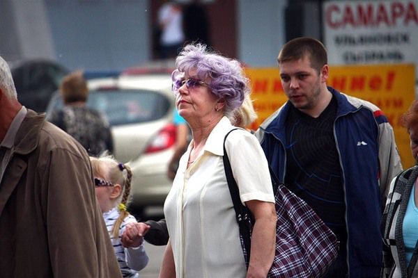 Чому бабусі фарбують волосся у фіолетовий колір