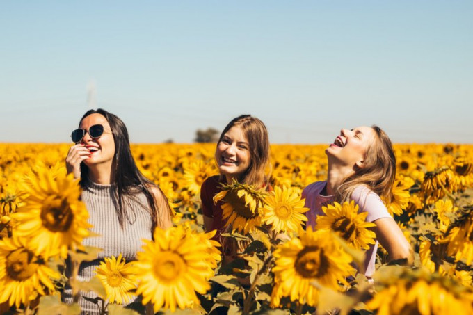 Як підписати фото з подругою: 100+ класних ідей