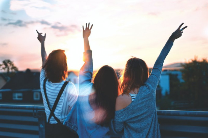 Як підписати фото з подругою: 100+ класних ідей