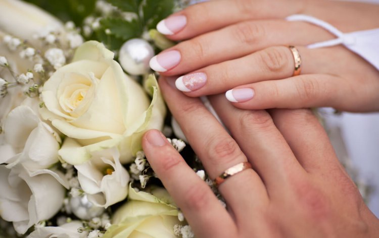 Манікюр на весілля з обручальним кільцем