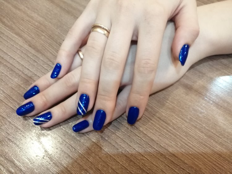 Манікюр під синю сукню