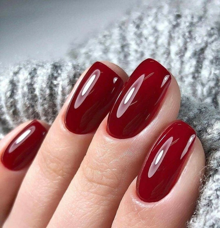 Классический красный маникюр на короткие ногти - 52 фото