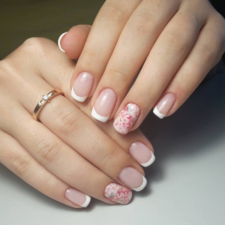 Красивый белый френч на короткие ногти