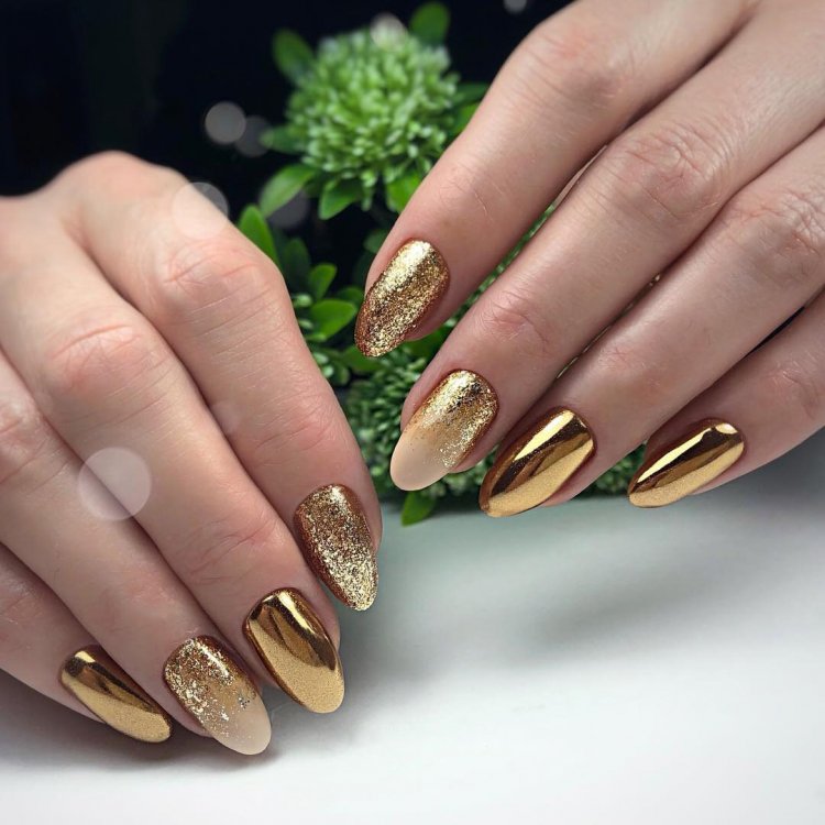 Маникюр с золотой втиркрюрй