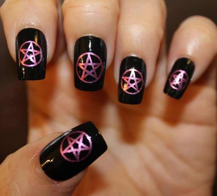 Маникюр на короткие ногти с крестами