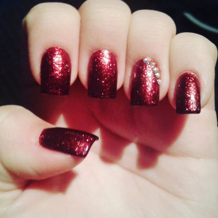 Яркий маникюр с блестками