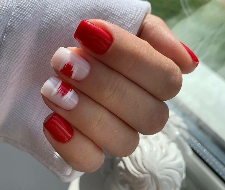 Короткие нарощенные ногти красные