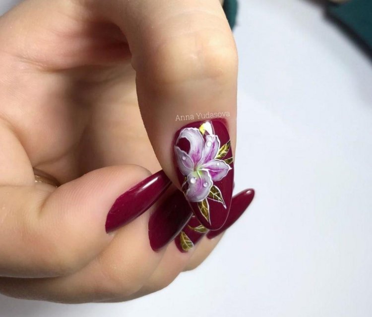 Бордовий манікюр із ліпленням