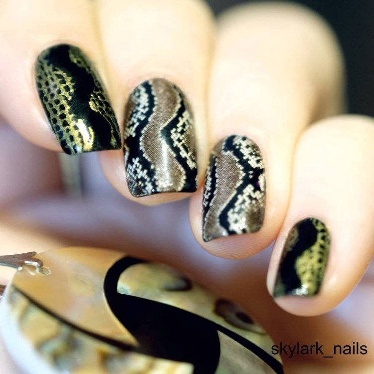 Маникюр дизайн ящерица