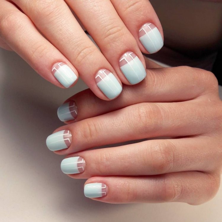 Місячний манікюр на короткі нігті