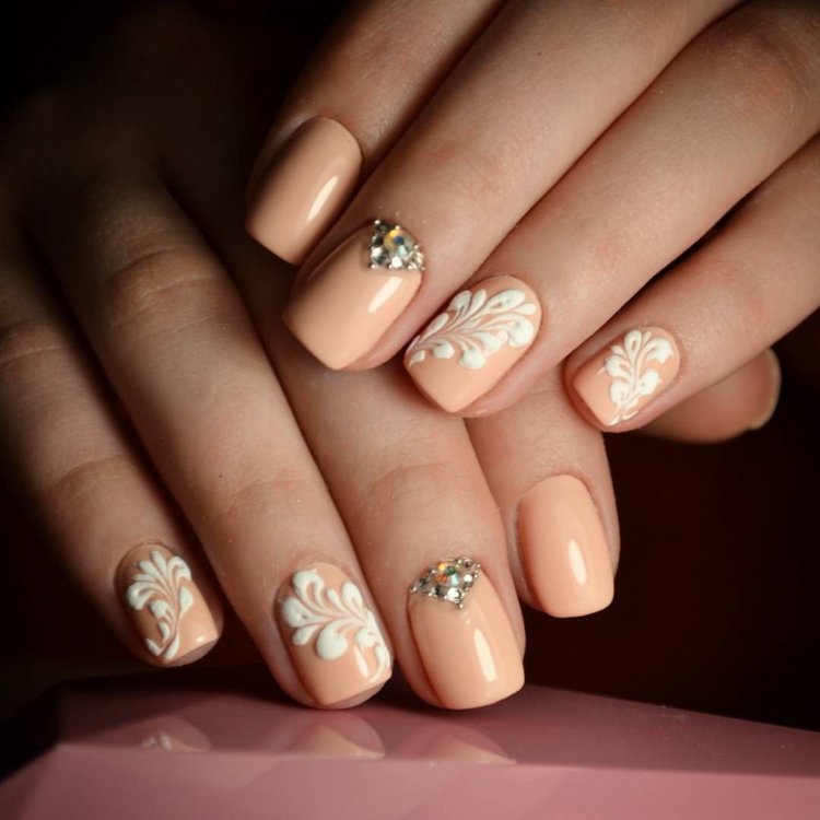 Маникюр на короткие ногти на юбилей