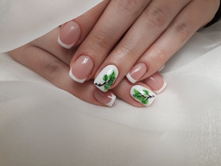 Маникюр френч белый с зеленым