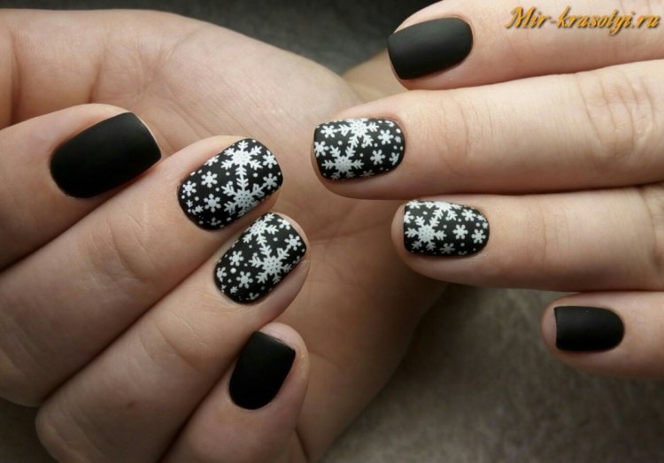 Черный маникюр новогодний матовый на короткие ногти