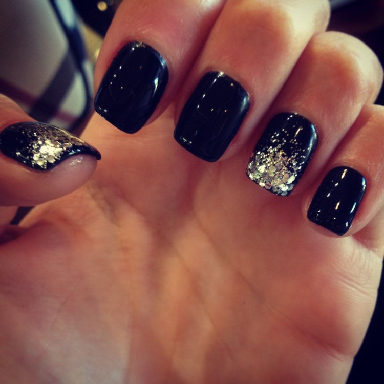 Новогодний маникюр в черном цвете